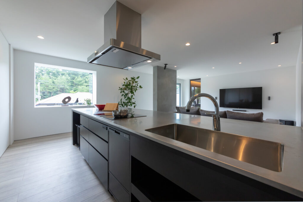 リノベーション後の黒いオーダーメイドキッチン