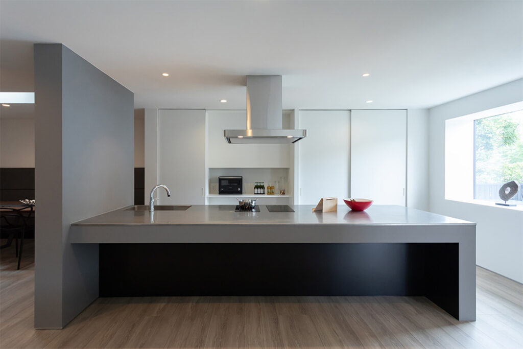 リノベーション後の黒いオーダーメイドキッチン
