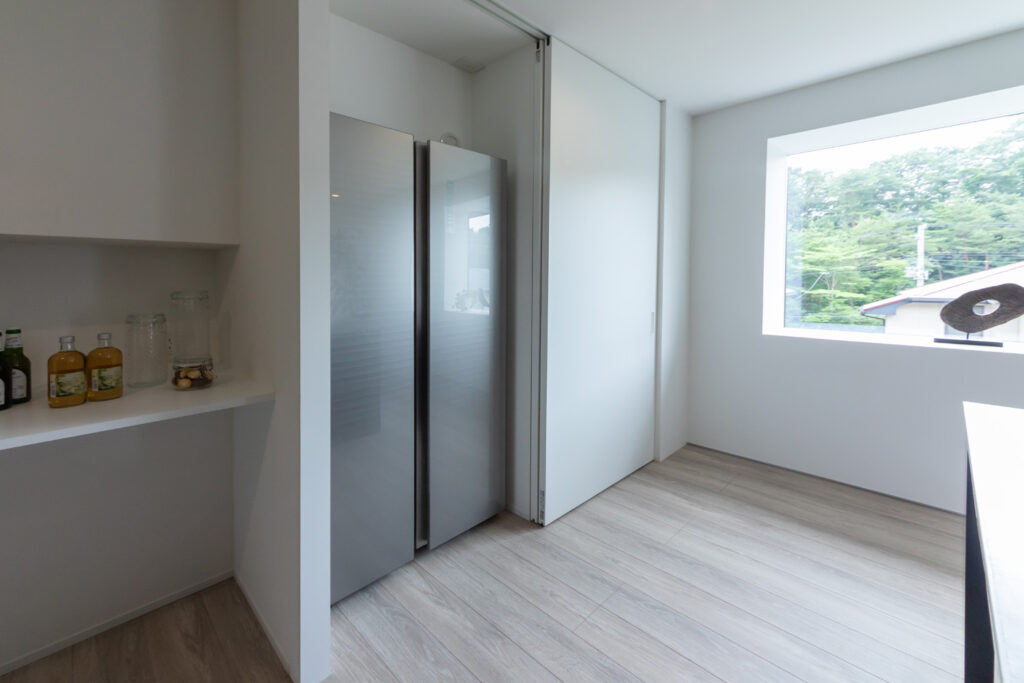 リノベーション後 冷蔵庫がぴったり収まる背面収納