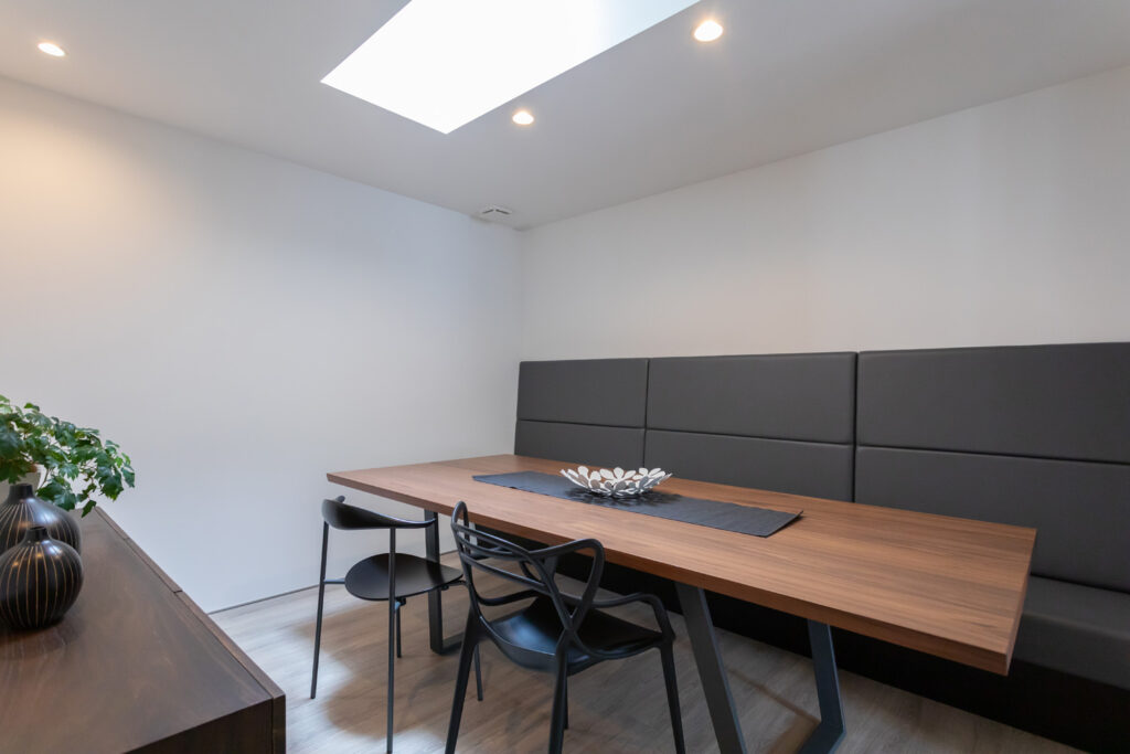 リノベーション後 トップライトを設けた明るいダイニング